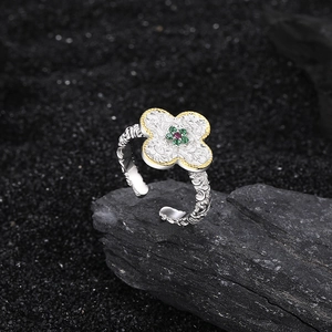 Vintage Ring 925 Silber Kleeblatt mit Goldrand und Reliefmustern auf Vulkanstein
