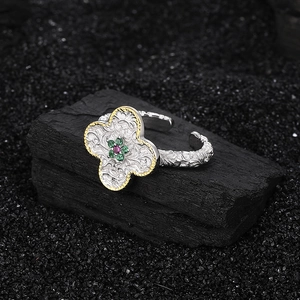 Ring aus 925er Silber mit vierblättrigem Kleeblatt, Gravuren und Vergoldung