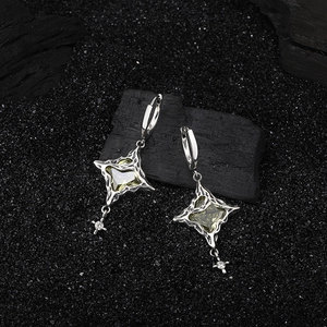 Boucles d'oreilles étoile S925 minimalistes avec pierre jaune carrée sur fond noir
