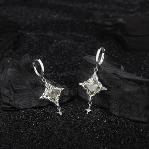 Boucles d'oreilles étoiles en argent S925 avec gemme vert olive sur sable foncé