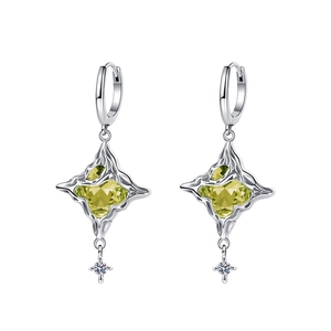 Boucles d'oreilles S925 argent avec cristal vert et bordure en métal texture lave