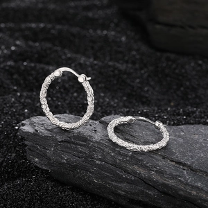 Boucles d'oreilles créoles en argent 925 avec motifs floraux gaufrés sur pierre sombre