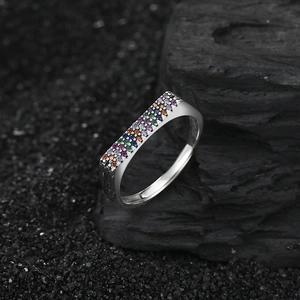 Bague en argent S925 avec double rangée de zircons colorés sur roche noire mate