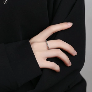 Bague élégante en argent 925 avec émeraudes vertes et oxydes de zirconium coupe marquise