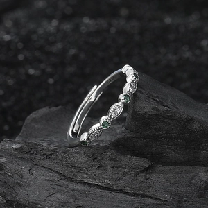 Bague réglable en argent S925 sertie de pierres marquises vertes et blanches
