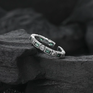 Vintage s925 silver open ring featuring emerald cut green stones and beaded edge detail