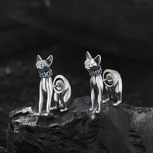 Boucles d'oreilles chat égyptien en argent S925 avec zircon bleu sur pierre noire