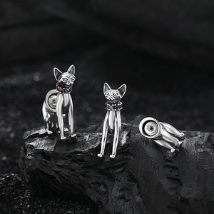 Boucles d'oreilles chat sphinx en argent s925 vintage avec gemmes sur fond noir