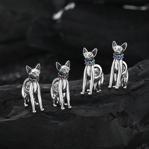 Vue détaillée des boucles d'oreilles chat en argent S925 avec fini vintage et pierres