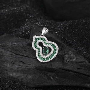 Élégant pendentif gourde en argent S925 avec zircons vert émeraude et zircons blancs