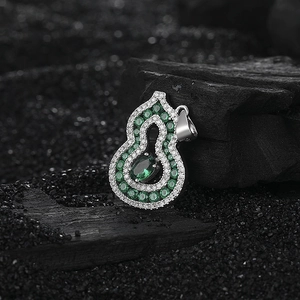 Pendentif Wulu en argent S925 avec zircon vert et pavé sur pierre volcanique noire