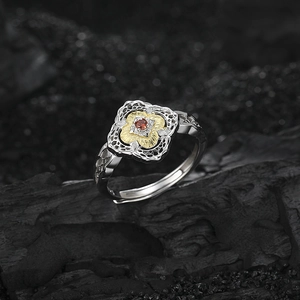 Elegant s925 silver adjustable petal ring with red zircon on rustic wood base