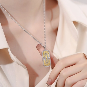 Pendentif luxueux en argent S925 avec relief doré et pavé de diamants étincelants