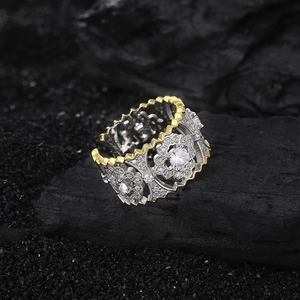 Vintage s925 Silberring zweifarbig mit Blumenmuster auf dunklem Felsen Hintergrund