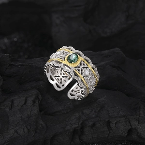 Bague couronne élégante en argent S925 avec zircon vert et détails dorés sur charbon noir