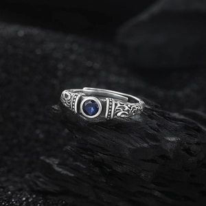 Anello vintage in argento s925 con zircone blu e rilievo floreale su pietra nera