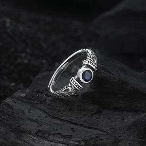 Anello aperto vintage in argento S925 con zircone blu e motivi floreali incisi