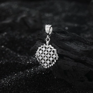 Pendentif cœur en argent S925 avec motif en maille et zircons brillants sur fond noir mat