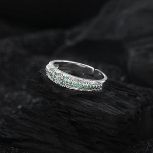 Vintage s925 silver ring with green zircon and ornate vine engravings in open design