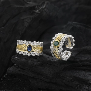Bague vintage s925 en argent nid d'abeille avec zircons bleus et verts sur charbon