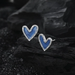 Elegante S925 Silber Herz Ohrstecker mit blauem Emaille und Zirkonia auf schwarzem Stein