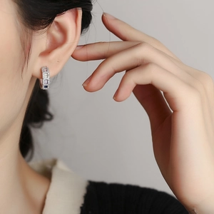 Créoles en argent 925 avec pierres rectangulaires multicolores portées par un modèle