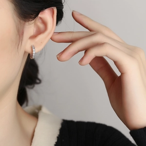 Orecchini a cerchio nido d'ape in argento S925 con pavé di zirconi cubici scintillanti