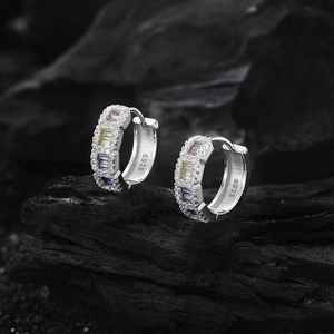 Boucles d'oreilles créoles S925 en argent avec zircons colorés sur fond de charbon