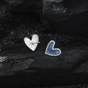S925 Sterling Silber Herz Ohrringe mit blauem Emaille und funkelnden Mikropave Kristallen