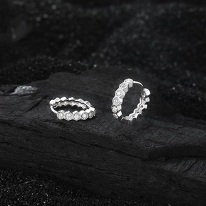 Orecchini a cerchio in argento S925 a nido d'ape con micro-diamanti su sfondo nero