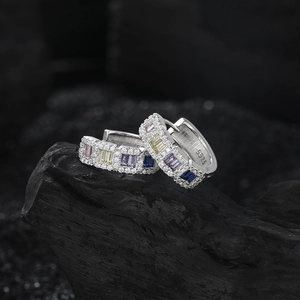 Boucles d'oreilles créoles S925 argent avec pierres carrées colorées sur pierre noire