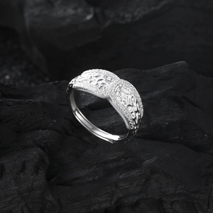 S925 sterling silver ring with rock texture and zircon pavé on a dark background