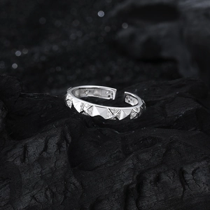 Verstellbarer Ring aus S925 Silber mit geometrischen Pyramiden und Zirkonia-Mikroeinlagen