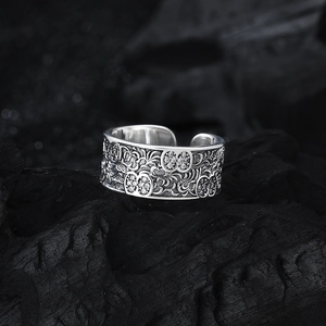 Vintage S925 sterling silver ring with floral vine engravings and pavé cubic zirconia