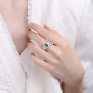 Vintage s925 silver ring with textured rigato finish and green gemstone on finger