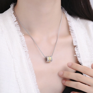 Pendentif nœud concentrique en argent S925 minimaliste avec détails dorés élégants