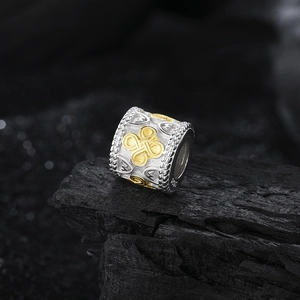 Charm cylindre en argent 925 avec nœud doré et motifs de cœurs ajourés