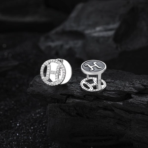 Boucles d'oreilles lettre H en argent 925 avec émail noir et cristaux pavés