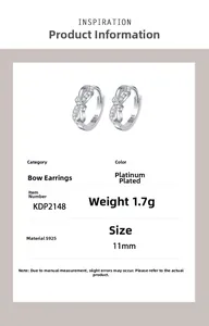 Vue détaillée des boucles d'oreilles nœud en argent S925 avec serti pavé de diamants