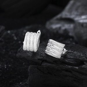 Boucles d'oreilles en argent sterling S925 avec texture brossée et zircons cubiques