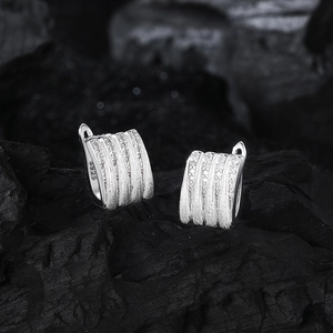 Boucles d'oreilles en argent S925 avec texture brossée et zircons au design moderne