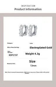 Détail macro de boucles d'oreilles en argent S925 de 13mm avec texture pavé de diamants