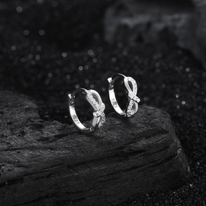 Boucles d'oreilles nœud en argent S925 avec pavé de micro-oxydes de zirconium