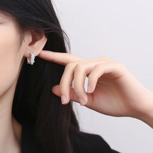 Élégantes boucles d'oreilles créoles en argent s925 avec texture cratère sur mannequin