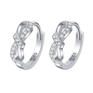Élégantes boucles d'oreilles en argent 925 avec motif infini et pierres de zircone cubique