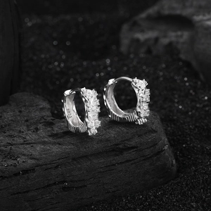 Boucles d'oreilles créoles en argent S925 avec texture cratère et zircons blancs pavés