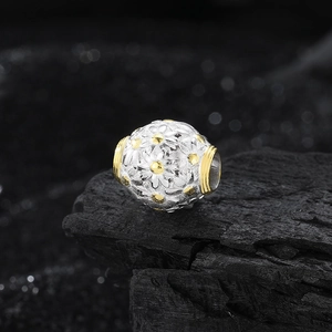 S925 Sterling Silber Gänseblümchen Anhänger mit hohlem Design und goldenen Akzenten