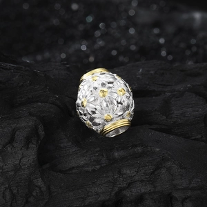 Handgefertigter S925 Sterlingsilber Gänseblümchen Anhänger mit Goldmitte auf dunklem Stein