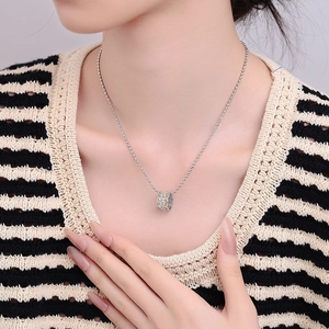 Pendentif cylindrique en argent S925 avec accents dorés et cristaux sur chaîne à boules