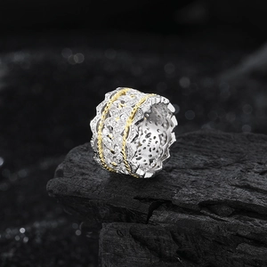 Bague luxueuse en argent S925 avec motif dentelle dorée et pavé de zircons étincelants